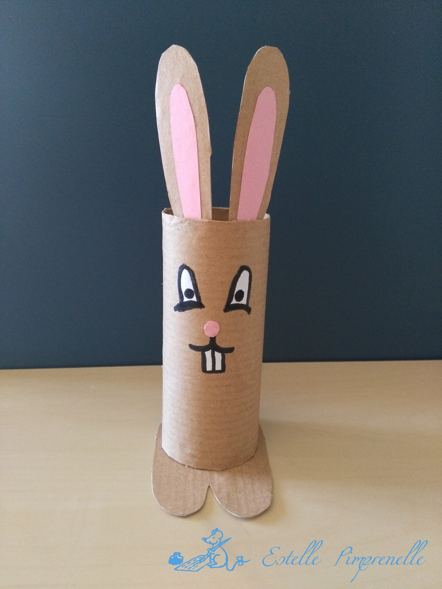 lapin fait avec un rouleau de papier WC